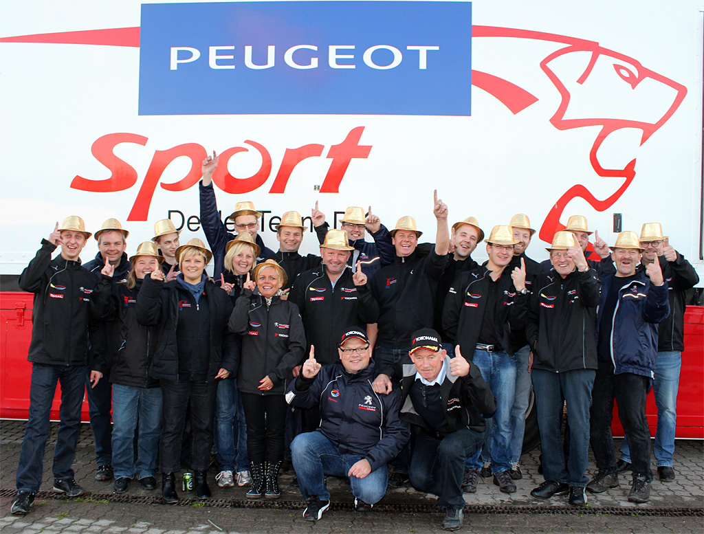 Jublen var stor i Peugeot Sport Dealer Team DK, da Christian Jensen og Freddy Pedersen (forrest) havde sikret sig Danmarksmesterskabet i 4WD